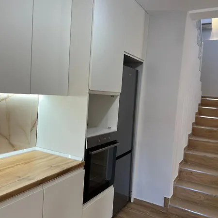Comfortable 2-bedroom Near Tirana Airport Casa vacanze Vorë